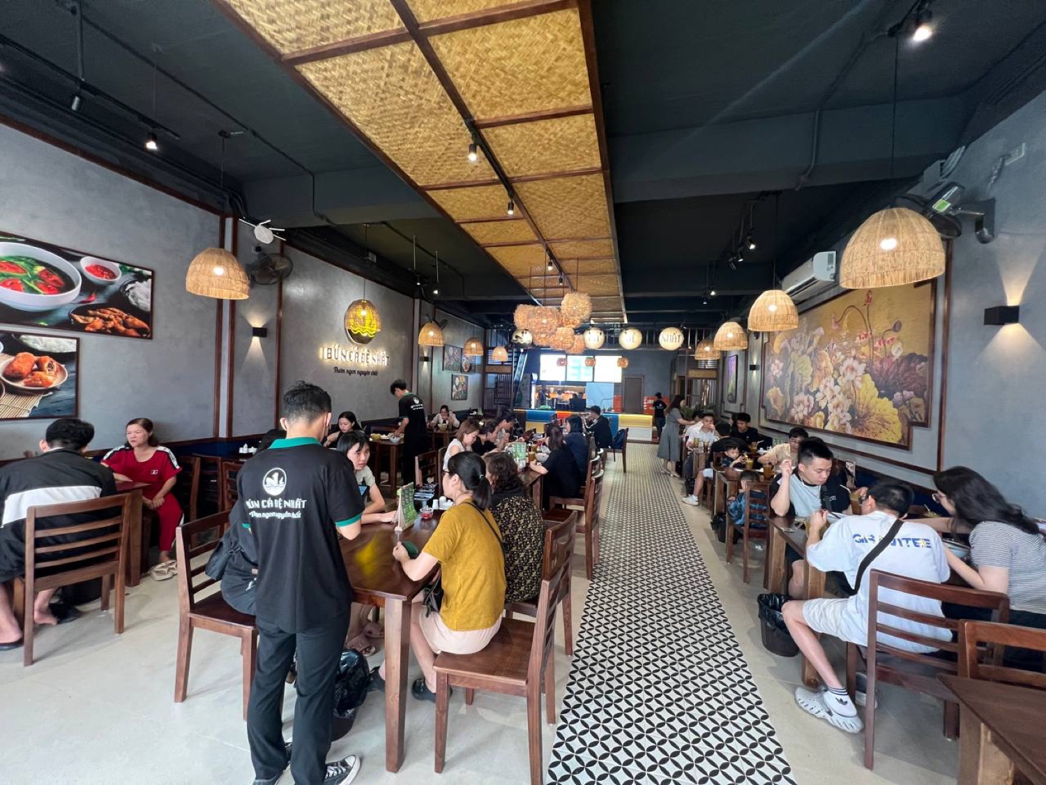 Không gian quán rộng rãi đông khách