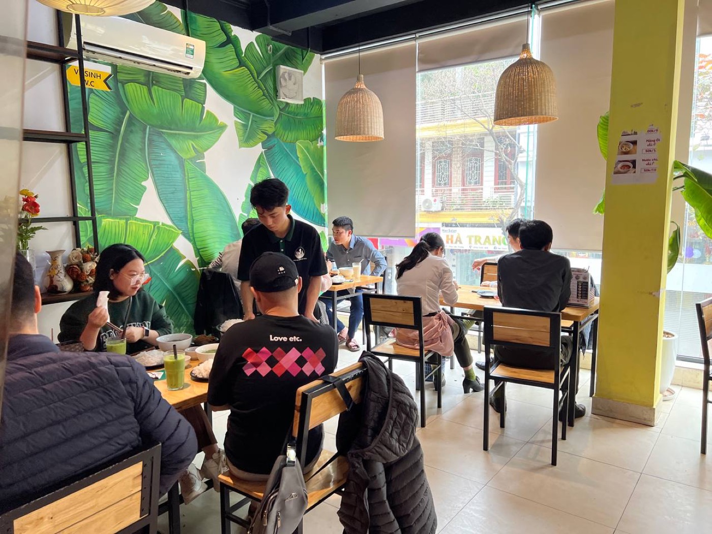 Bạn trẻ và gia đình dùng bữa