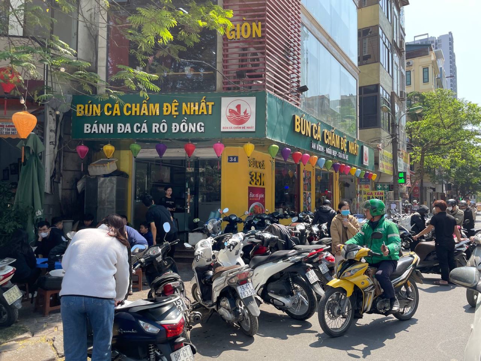 Mặt tiền quán tấp nập